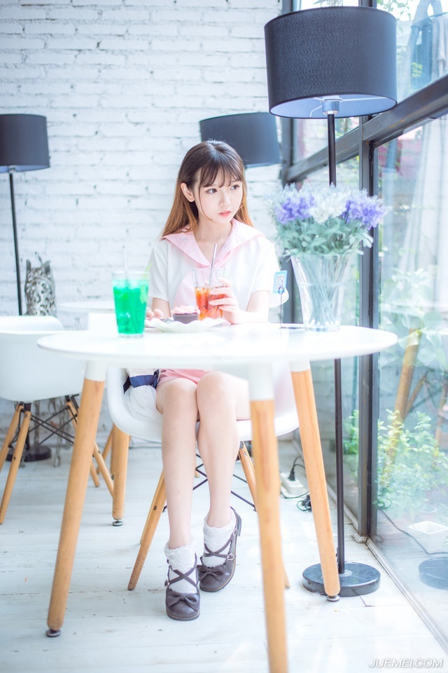 “王印不能动。”刘备摇了摇头，这点上他还是很清醒的，如果能够攻破洛阳，将吕布赶回关中的话，这块王印，如今已经成为了烫手的山芋，刘备是绝不能碰，哪怕他确实有着封王的资格也不行，没有实力，而且也没有打破关中，凭什么封王？